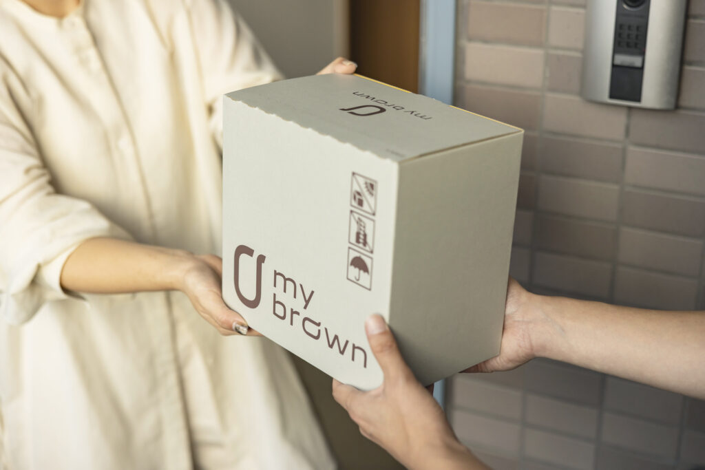 荷物を受け取る写真