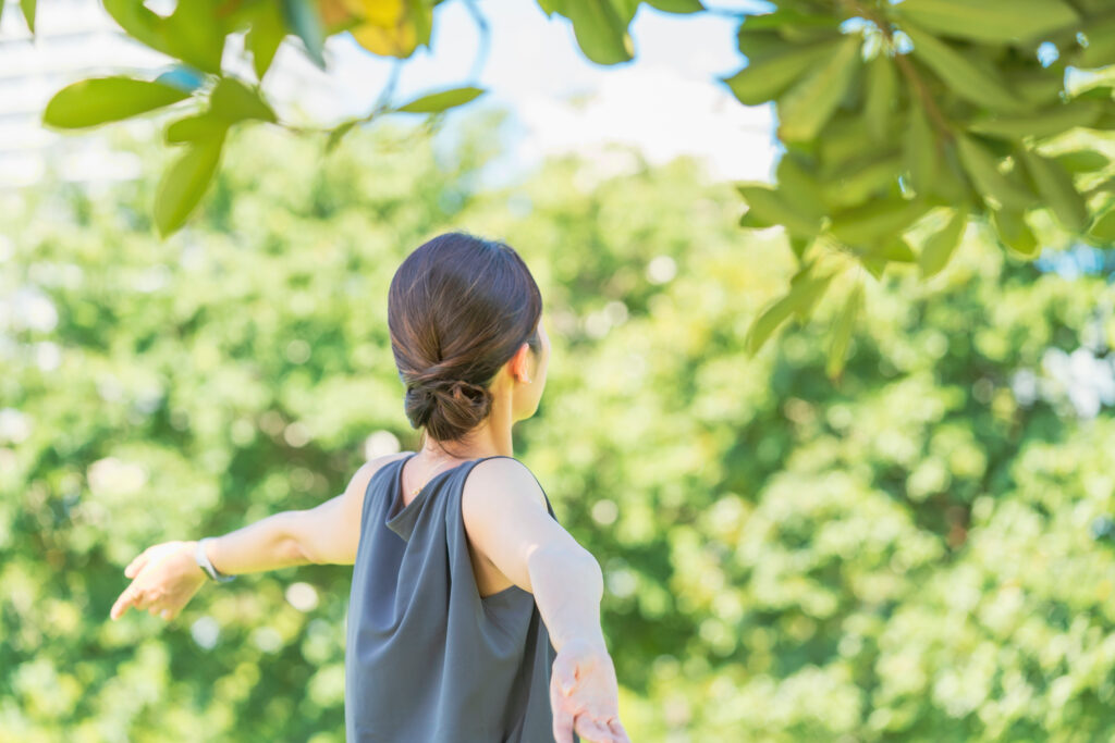女性が森林の中で運動している写真