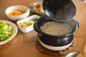 健康的な玄米ごはんと彩り豊かなおかず